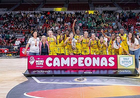 Jugadoras y técnicos posan con la Minicopa de la Reina tras su conquistaFotos: SPAR Gran Canaria