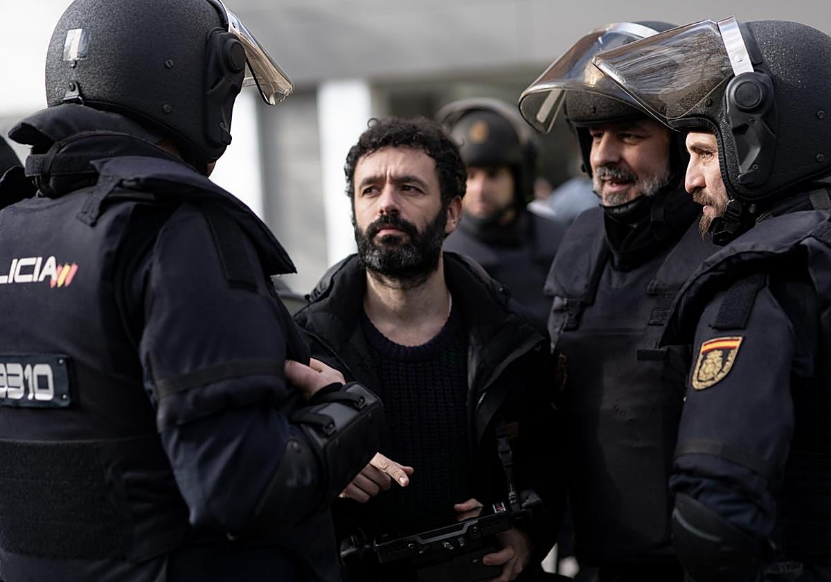 Rodrigo Sorogoyen, durante el rodaje de la serie 'Antidisturbios'.