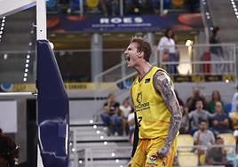 Olek Balcerowski festeja un mate ante el Betis en el Arena.