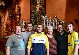 Parte del grupo de 21 cargadores junto al trono de la Virgen de los Dolores.