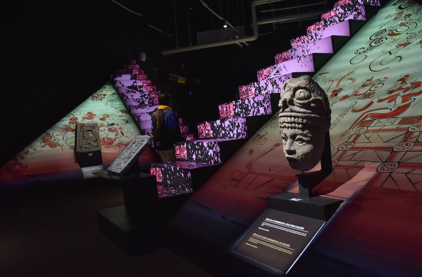 Santa Teresa de Calcuta, el rey Felipe, Richard Nixon o Antonio Machín tienen una conexión desconocida para muchos en el Museo del Rosario de Aroche (Huelva), al que, en algún momento, donaron un ejemplar para colaborar con un espacio único en el mundo que es también punto de encuentro de religiones. 