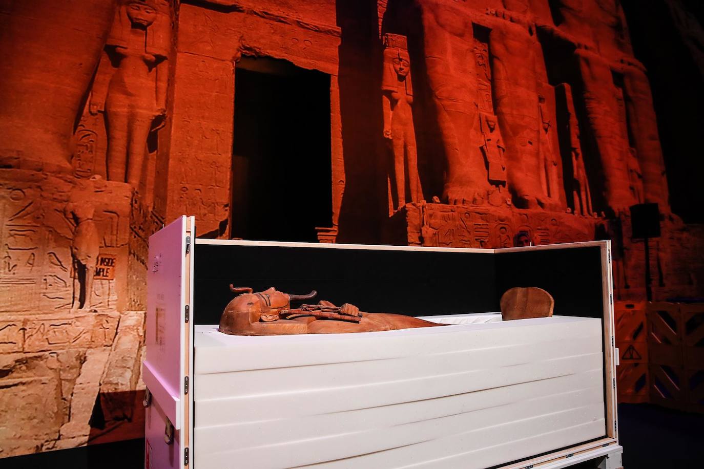 Turistas se bañan en un cenote, en el balneario de Valladolid, estado de Yucatán (México). Los históricos niveles de sargazo en las playas del Caribe mexicano provocan esta Semana Santa una «inusual abundancia» de turistas en los cenotes, los pozos mayas de agua que buscan sobrevivir a la crisis climática. 