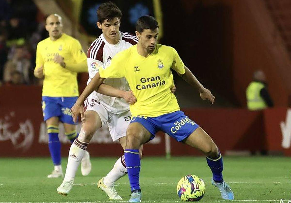 Enzo esconde la pelota.