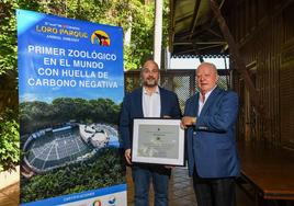 El consejero de Transición Ecológica del Gobierno de Canarias, José Antonio Valbuena (izquierda), junto al presidente del Loro Parque, Wolfgang Kiessling.