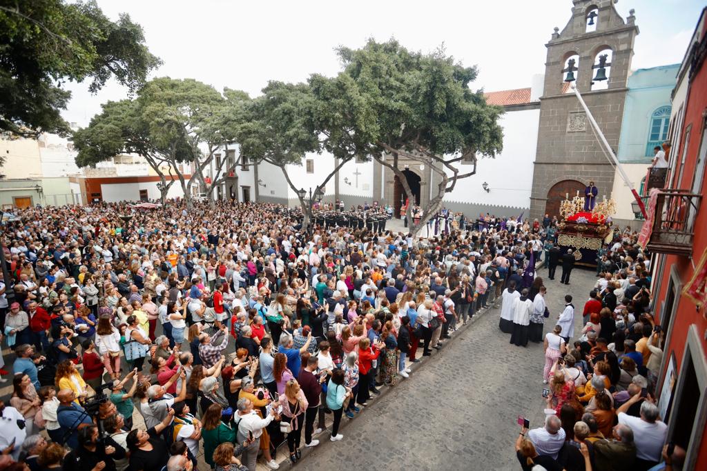 La procesión con nazarenos vibra en Vegueta