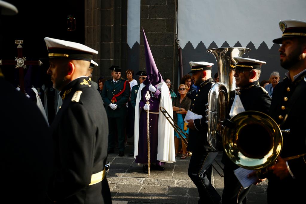 La procesión con nazarenos vibra en Vegueta