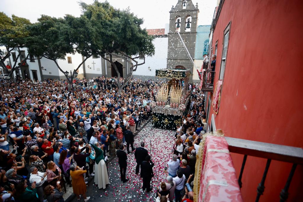 La procesión con nazarenos vibra en Vegueta