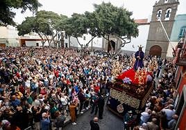 La procesión con nazarenos vibra en Vegueta