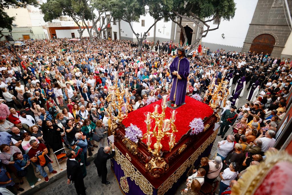 La procesión con nazarenos vibra en Vegueta