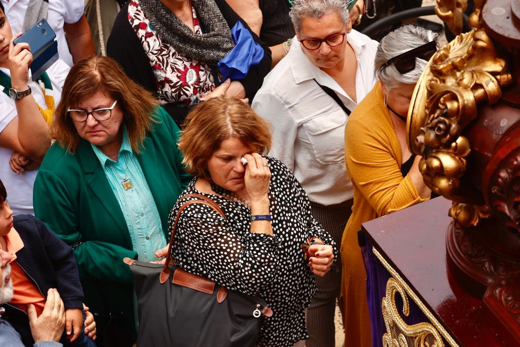 La procesión con nazarenos vibra en Vegueta