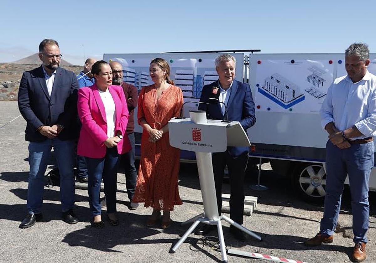 Autoridades dando detalles este lunes sobre las viviendas sociales, en la parcela de Maneje.