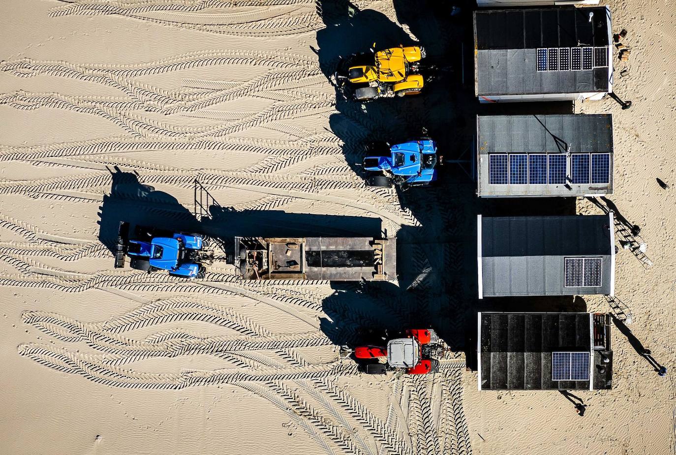 Un grupo de camiones transporta viviendas para la playa con motivo de la preparación de la temporada estival en Ijmuiden.. 