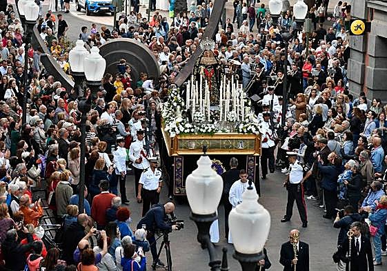 La procesión Los Dolores vibró este martes en el barrio capitalino de Triana.