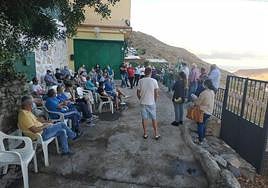 Imagen de una de las reuniones entre los cargos políticos teldenses y los vecinos de Valle de Casares.