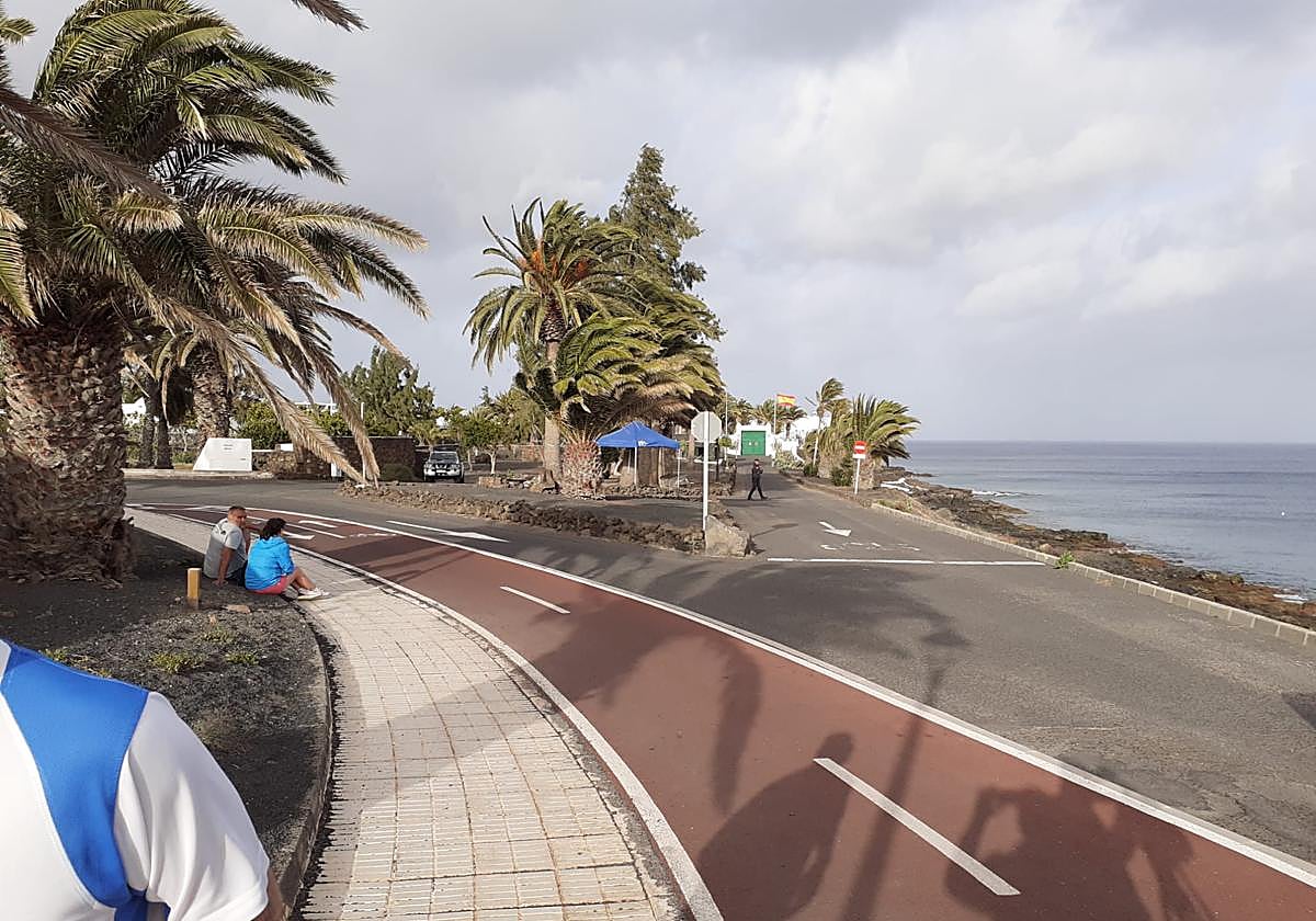 Residencia de La Mareta, con amplia seguridad y curiosos esperando por Pedro Sánchez.