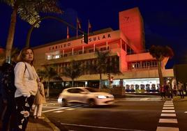 La Casa Palacio, sede del Cabildo de Gran Canaria, iluminada de rojo por una causa solidaria.