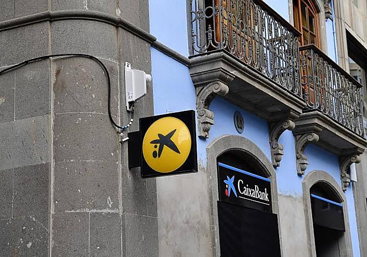 Una oficina de la entidad financiera Caixabank en la capital grancanaria.