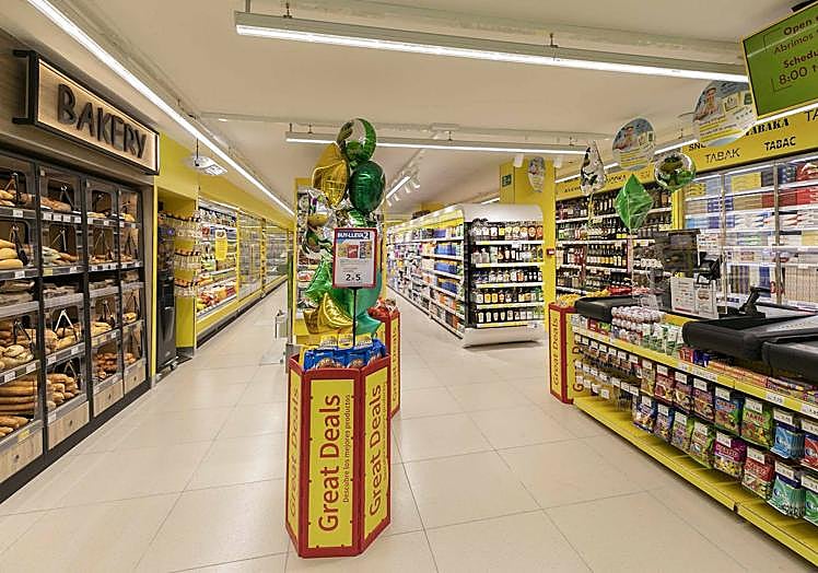 Imagen principal - HiperDino invierte 460.000 euros en la reforma de uno de sus establecimientos turísticos