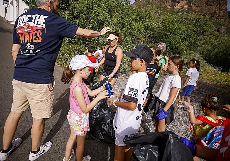Los niños y niñas del CEIP Tenteniguada aprendiendo el valor del reciclaje fuera de las aulas.