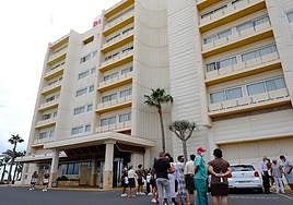 Puerta principal del hotel Tres Islas, en Corralejo, durante una manifestación de sus trabajadores en contra de la caducidad de la concesión en Costas.
