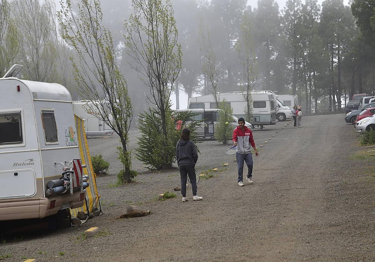 Las familias disfrutan de unas vacaciones diferentes acampando en la cumbre