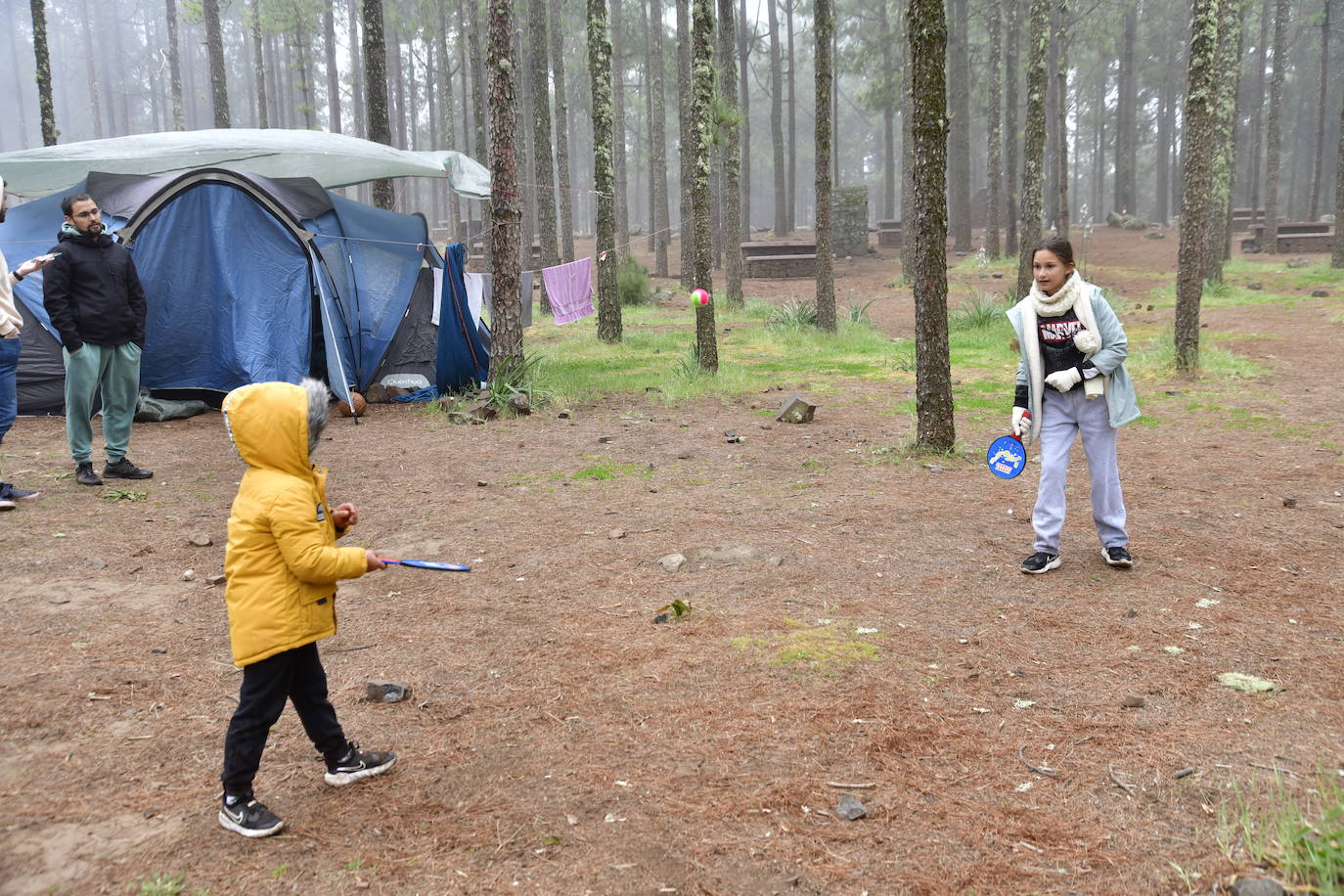 Las familias disfrutan de unas vacaciones diferentes acampando en la cumbre