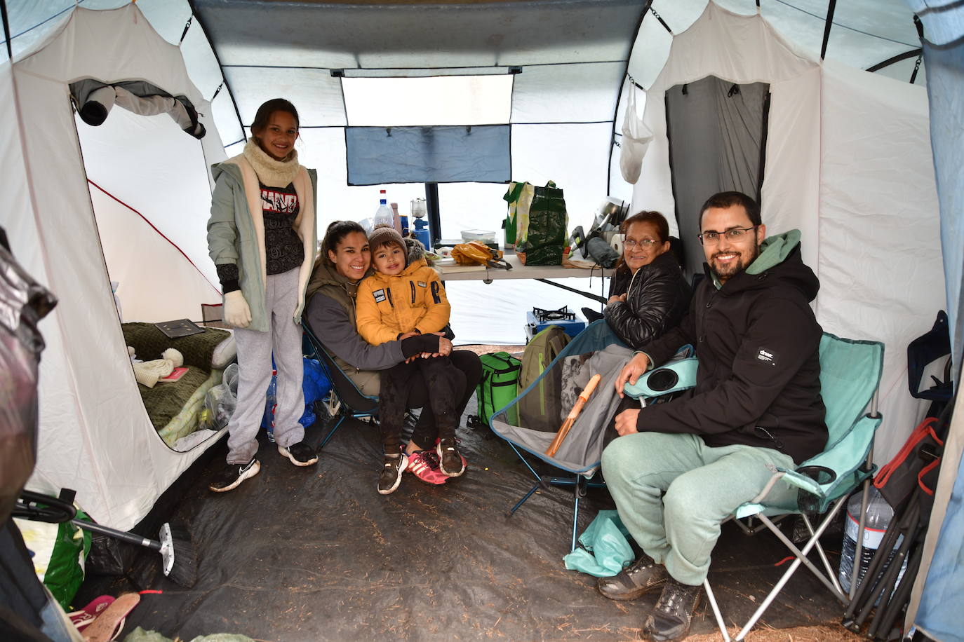 Las familias disfrutan de unas vacaciones diferentes acampando en la cumbre