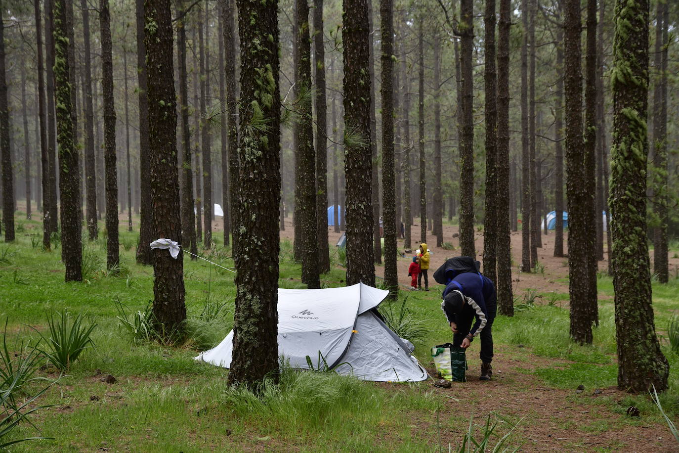 Las familias disfrutan de unas vacaciones diferentes acampando en la cumbre