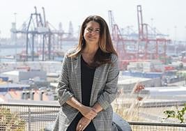 Andrea Cabrera Kñallinsky, en la sede de CANARIAS7 con el Puerto de la Luz al fondo.