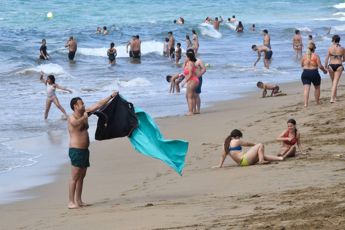 Las Canteras, abarrotada pese a la bandera roja por aguavivas