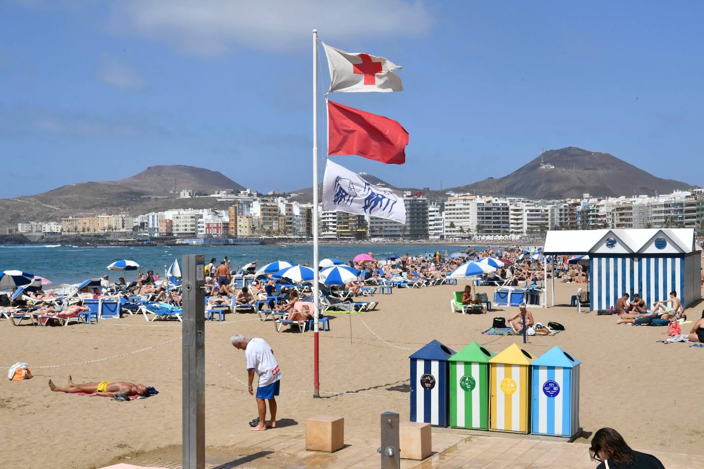Las Canteras, abarrotada pese a la bandera roja por aguavivas