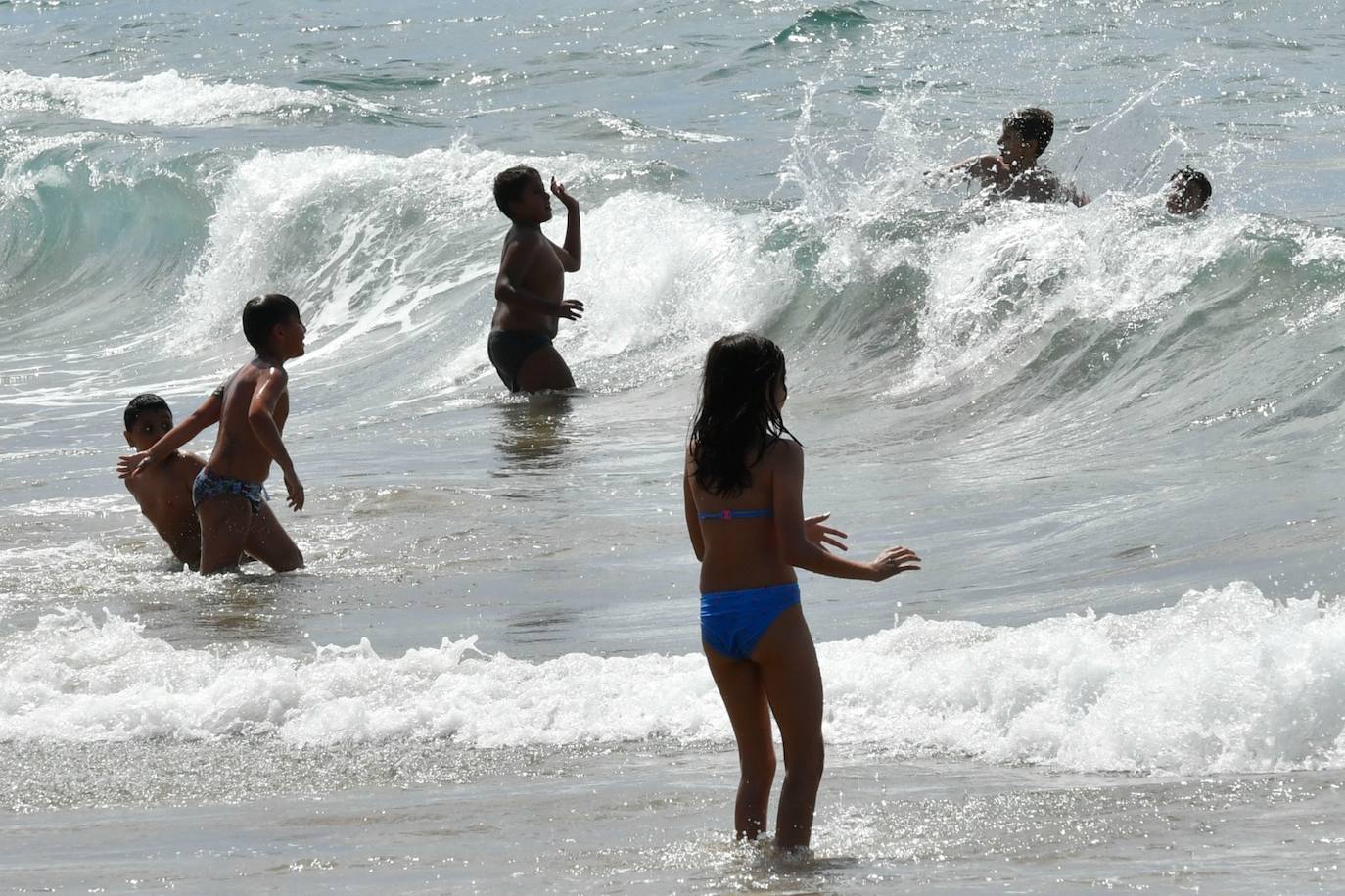 Las Canteras, abarrotada pese a la bandera roja por aguavivas
