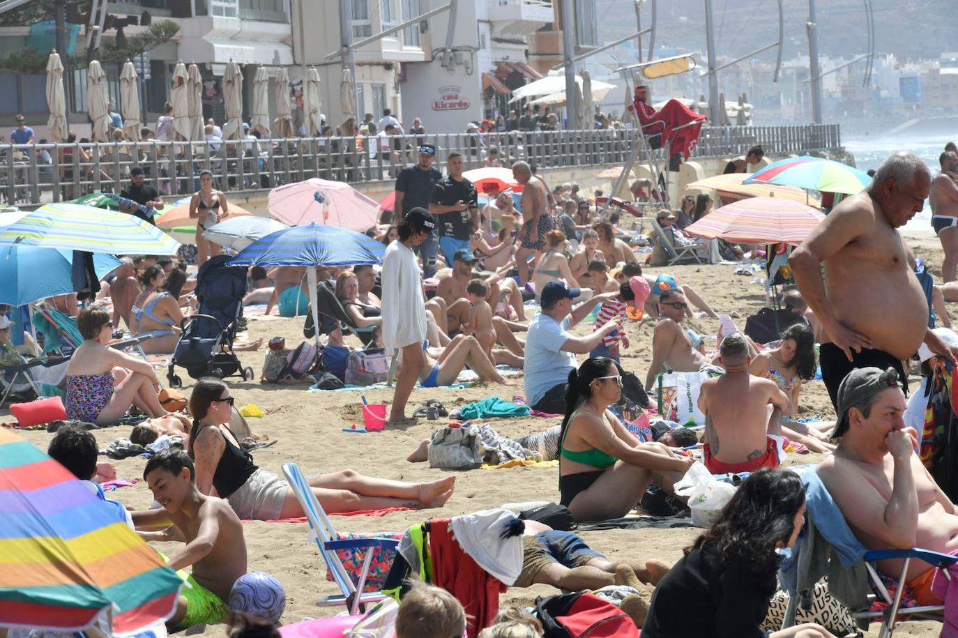 Las Canteras, abarrotada pese a la bandera roja por aguavivas