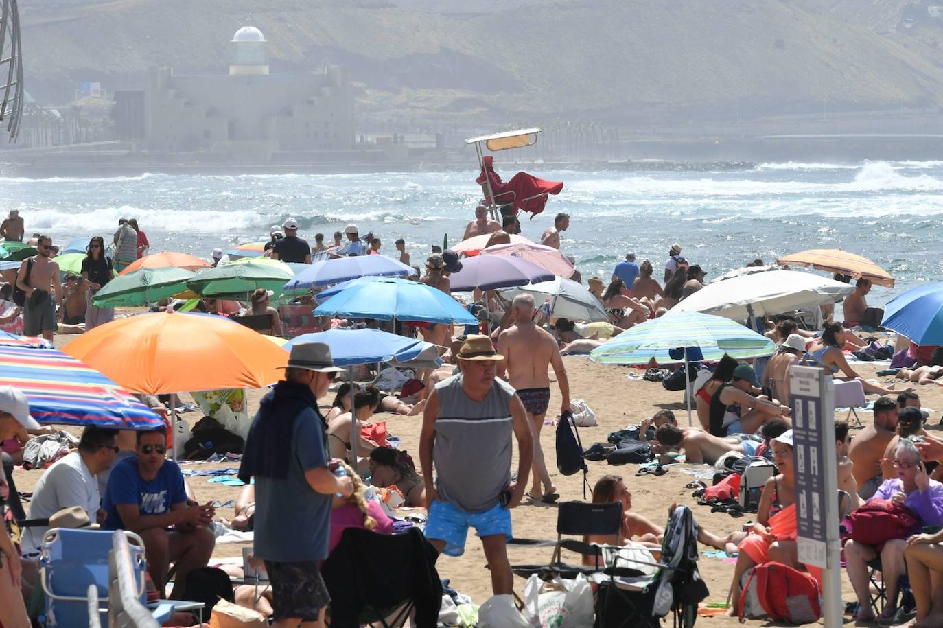 Las Canteras, abarrotada pese a la bandera roja por aguavivas