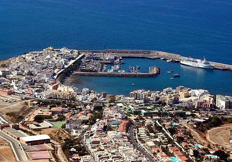 Vista general del pueblo y el puerto de Arguineguín, en Mogán.