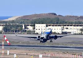 Imagen de archivo del despegue de un avión en el Aeropuerto de Gran Canaria.