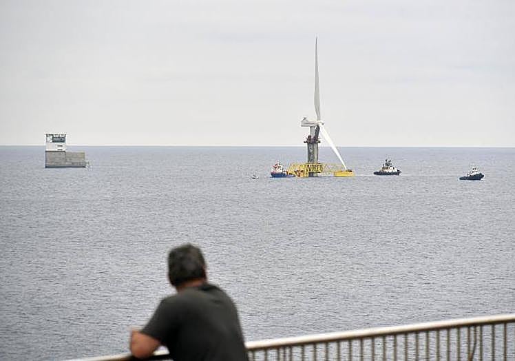 Aerogenerador con cimentación en el fondo marino instalado junto a la Plocan.