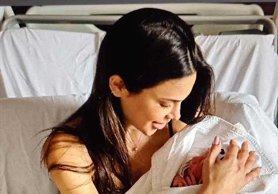 Carla Barber, feliz tras dar a luz a su segundo hijo, Romeo
