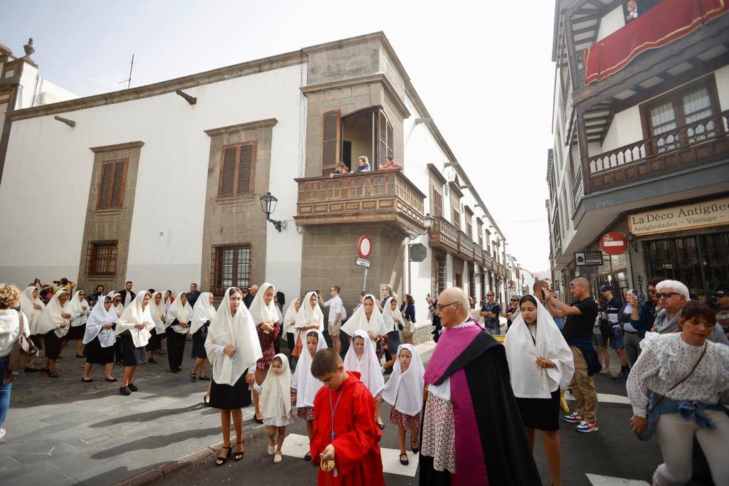 Vegueta se tiñe de blanco con la procesión de Las Mantillas