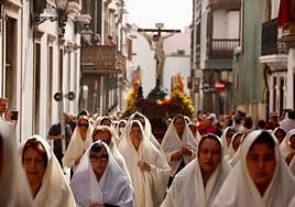 Vegueta se tiñe de blanco con la procesión de Las Mantillas