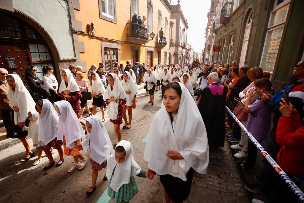 Vegueta se tiñe de blanco con la procesión de Las Mantillas