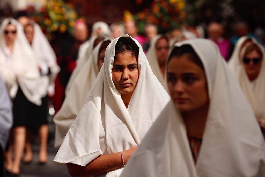 Vegueta se tiñe de blanco con la procesión de Las Mantillas