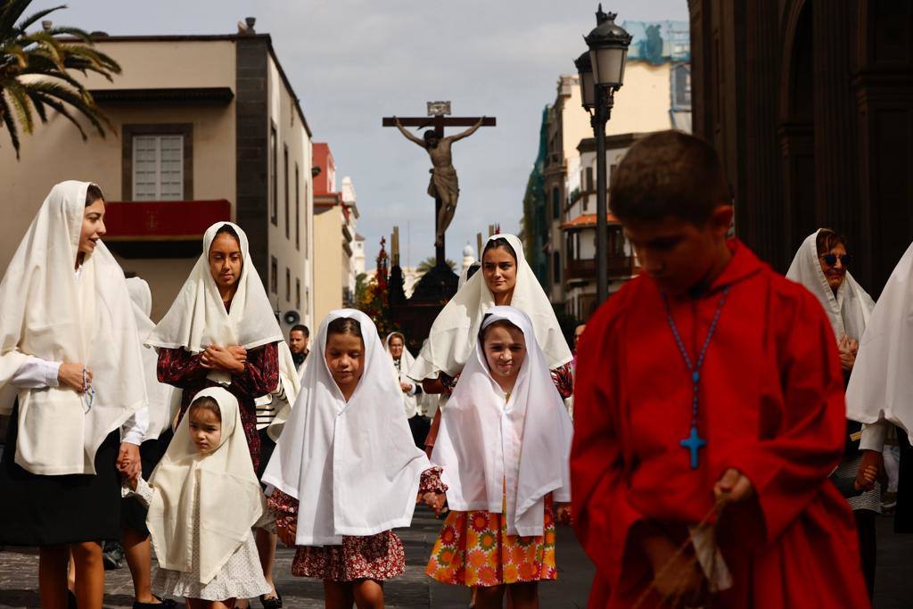 Vegueta se tiñe de blanco con la procesión de Las Mantillas