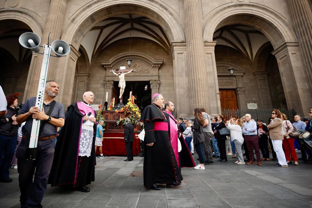Vegueta se tiñe de blanco con la procesión de Las Mantillas