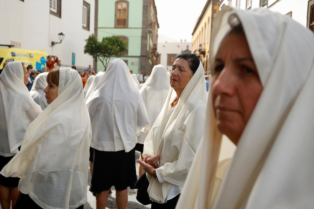 Vegueta se tiñe de blanco con la procesión de Las Mantillas