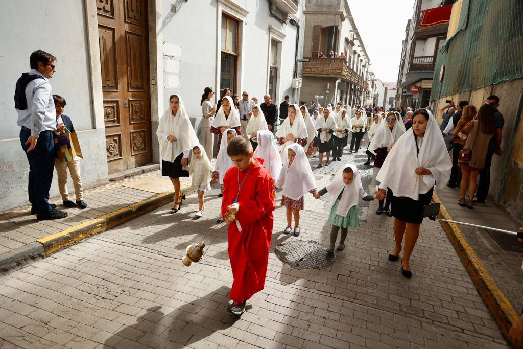 Vegueta se tiñe de blanco con la procesión de Las Mantillas