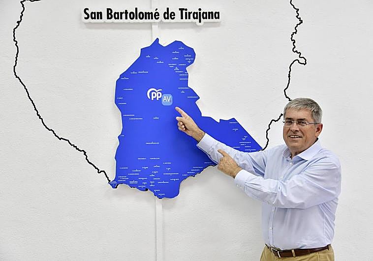 Marco Aurelio Pérez posa junto a un mapa del municipio pintado de azul, el color del partido y su deseo para los resultados de las próximas elecciones municipales.