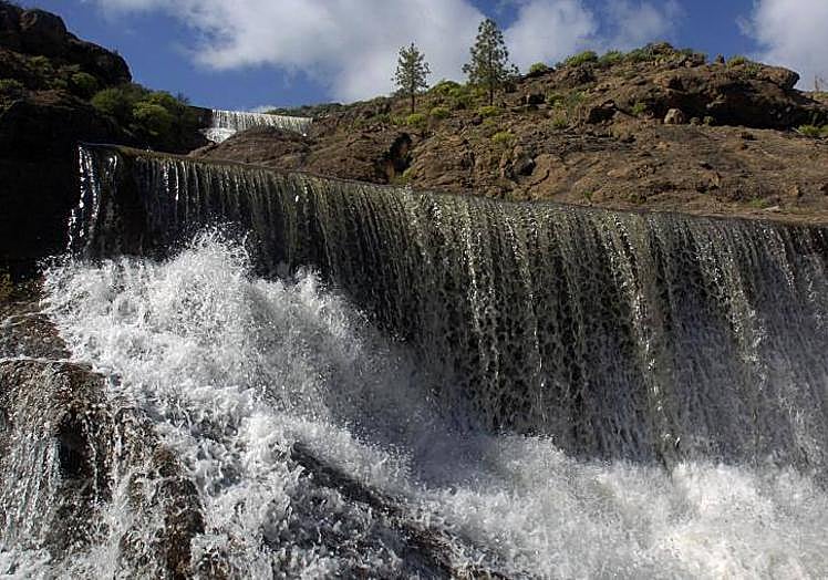 Imagen de archivo de agua rebosando de la presa de Las Niñas.