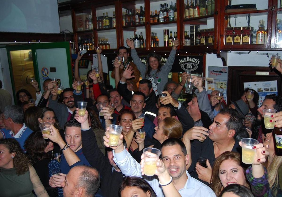 Brindis por Navidad un 23 de diciembre en el mítico bar La Tienda.