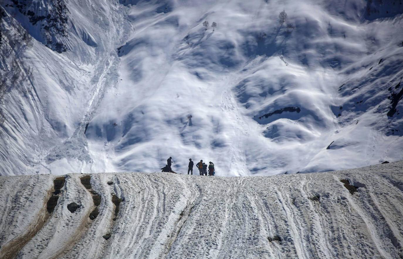 Los turistas disfrutan de las laderas cubiertas de nieve de Sonamarg en el distrito de Ganderbal, a unos 80 kilómetros de Srinagar, la capital de verano de la Cachemira india.